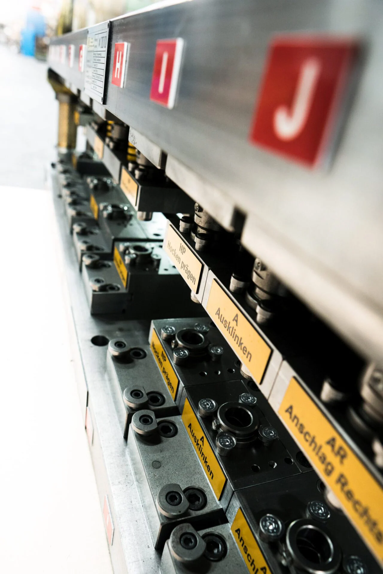 Folgeverbundwerkzeuge für Stanz- und Umformtechnik